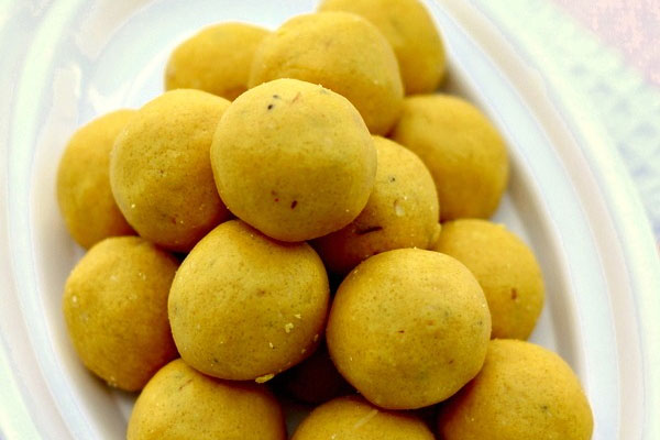 Besan Laddu Recipe: मार्केट से न खरीदें मिलावटी लड्डू, यहां है आसान रेसिपी