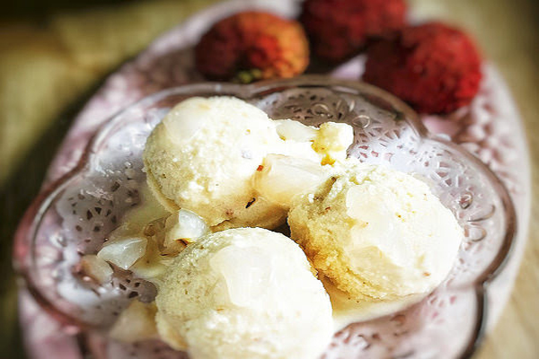 Litchi Ice Cream Recipe: घर पर आसानी से बनाएं लीची की आइसक्रीम, उंगलियां चाट जाएंगे बच्चे