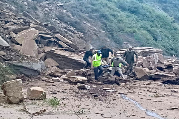जम्मू-श्रीनगर राजमार्ग पर भूस्खलन के बाद ट्रक की चपेट में आने से चार की मौत