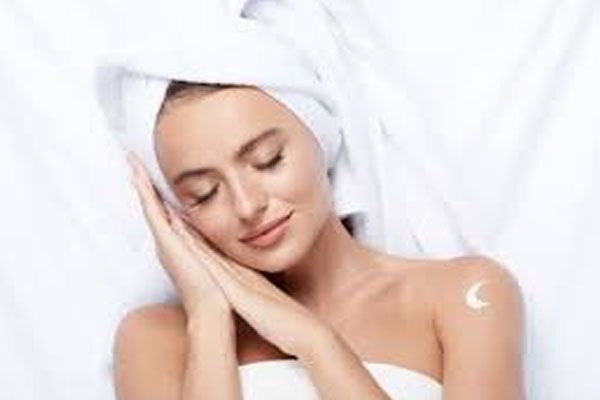 Beauty Tips: रात को सोने से पहले जरूरी है स्किन केयर, ग्लो करेगी त्वचा