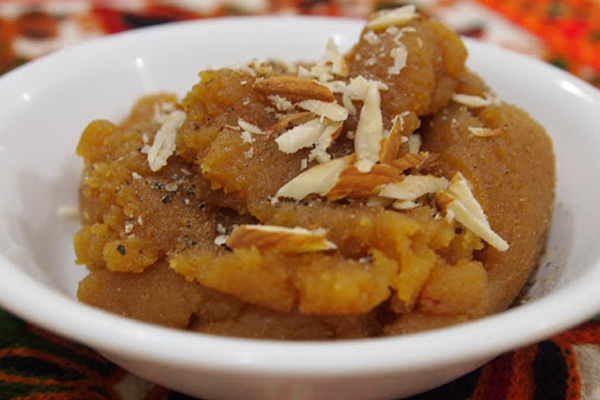 Besan Ka Halwa: घर पर इस तरह बनाएं बेसन का हलवा, आसान है रेसिपी