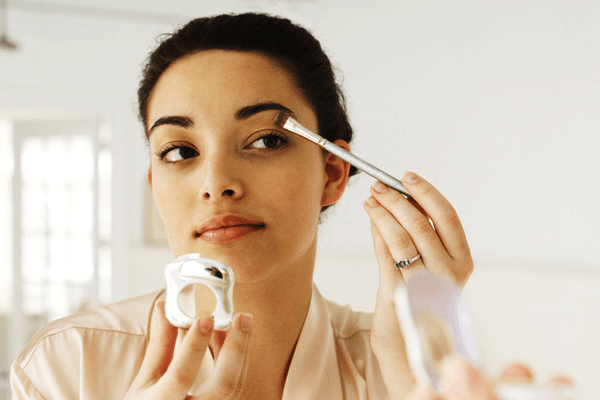 Bridal Makeup: खुद से करना है ब्राइडल मेकअप तो ट्राई करें ये टिप्स