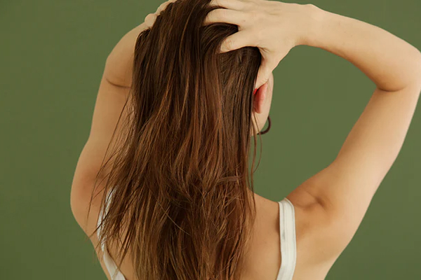 Hair Care: इस तरह बालों को बनाए मजबूत, स्कैल्प से करें देखभाल
