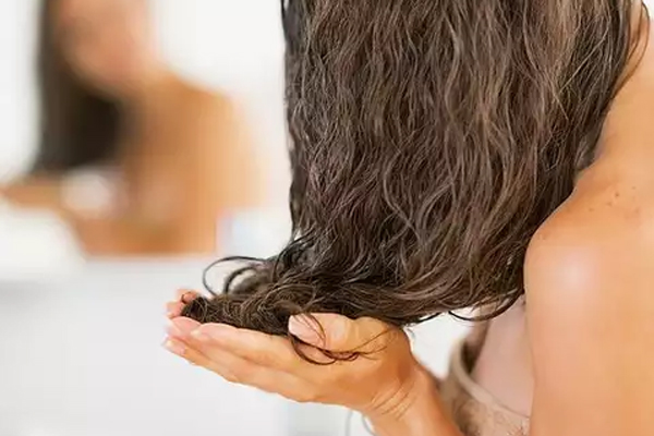 Hair Care Tips: बरसात में जल्दी-जल्दी चिपचिपी हो रहे हैं बाल, तो इस तरह करें हेयर केयर 