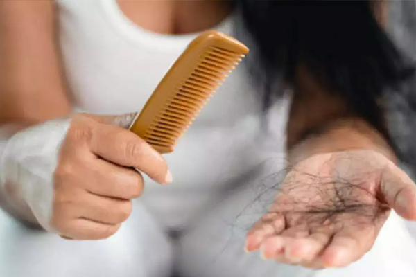 Hair Fall Control: बालों में कंघी करते ही गिरते है बाल, तो फॉलो करें ये टिप्स