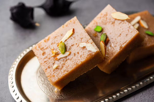 Barfi Recipe: नवरात्रि में रख रहे हैं व्रत, तो इस विधि से बना लीजिए सिंघाड़ा बर्फी