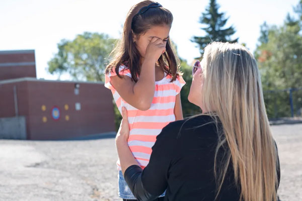 Parenting Tips: लोगों के बीच एंब्रेस कर देता है बच्चा, तो पेरेंट्स फॉलो करें ये तरीके