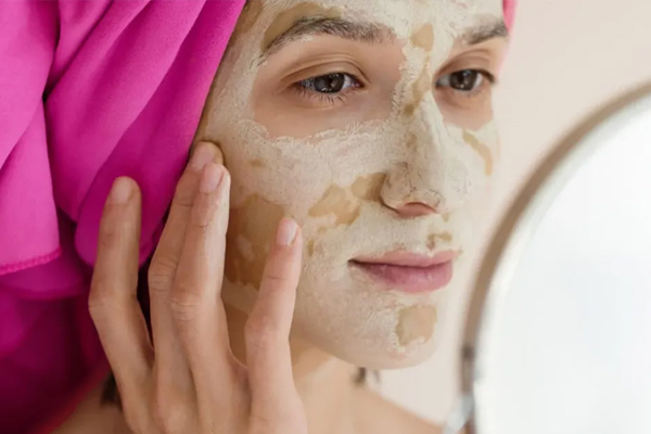 Skin Care: गर्मियों के मौसम में फायदेमंद है मुल्तानी मिट्टी, चेहरा करेगा ग्लो