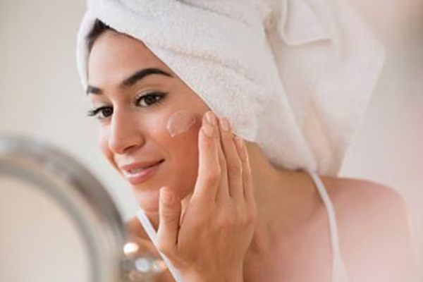 Skin Care Tips: चेहरे पर लगाइए रक्त चंदन, दाग धब्बे हो जाएंगे दूर