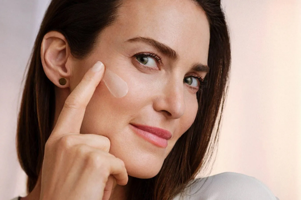 Skin Care Tips: चेहरे पर इस्तेमाल कर रही है सीरम, तो मिलेंगे गजब के फायदे