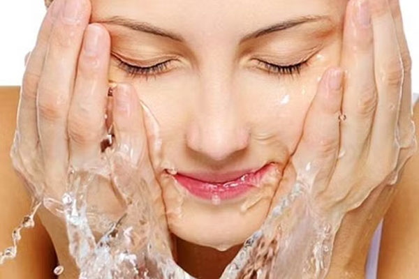 Skin Care: चेहरे को धोने से नहीं आएगा निखार, अपनाएं ये तरीके