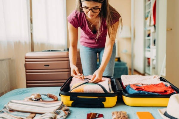 Travelling Tips: सफर के दौरान महिलाओं के पर्स में होनी चाहिए ये चीजें, नहीं होगी परेशानी
